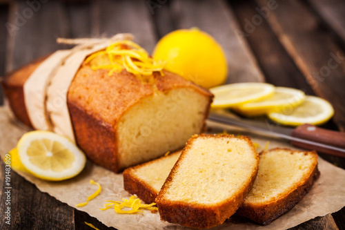 Foto Classic lemon pound cake on rustic wooden background