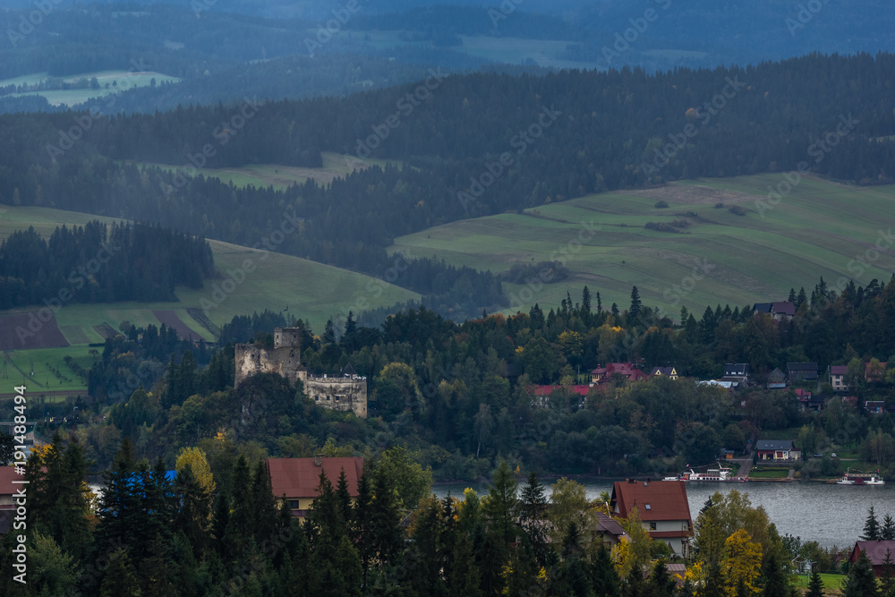 Naklejka premium Castle in Niedzica and Czorsztynskie lake in a cloudy day from Czorsztyn, Pieniny, Poland
