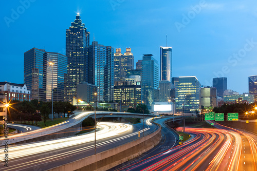 Fotografía Blurred car lights on the freeway at downtown Atlanta; Georgia; USA