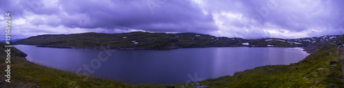 Vistas al lago de Skjelingavatnet por la Rv13 se encuentra en el municipio de Vik y la provincia de Sogn og Fjordane Fylke , en la parte sur del país, a 260 km al oeste de la primera ciudad de Oslo 