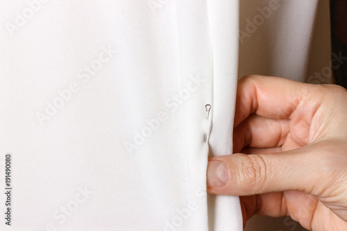 Fotografi Bridal Gown Fitting. seamstress prepares dress to the fitting
