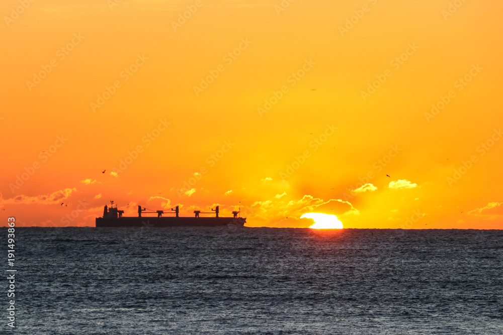 Obraz premium The ship and the sunset