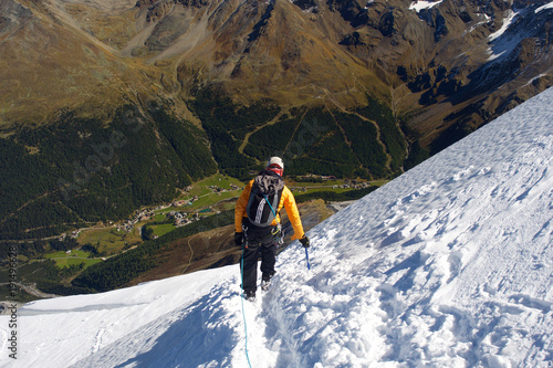 Bergsteiger im Abstieg über Gletscher mit Sicht in das Tal, Ortler Vinschgau photo