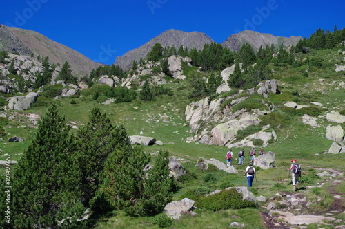 Montagnes des Pyrénées et randonneurs photo