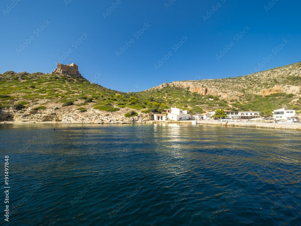 Ausblick auf Hafen und Burg von Cabrera, Colònia de Sant Jordi, Parque Nacional de Cabrera, Cabrera-Nationalpark, Cabrera-Archipel, Mallorca, Balearen, Spanien