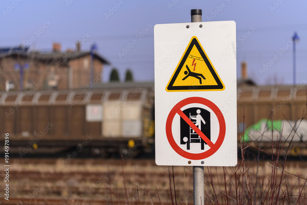 Warnschilder am Rande eines Bahnhofes , nicht auf Wagon steigen , Fahrleitung steht unter Strom Warnschilder am Rande eines Bahnhofes , nicht auf Wagon steigen , Fahrleitung steht unter Strom