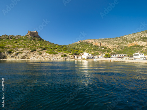 Ausblick auf Hafen und Burg von Cabrera, Colònia de Sant Jordi, Parque Nacional de Cabrera, Cabrera-Nationalpark, Cabrera-Archipel, Mallorca, Balearen, Spanien