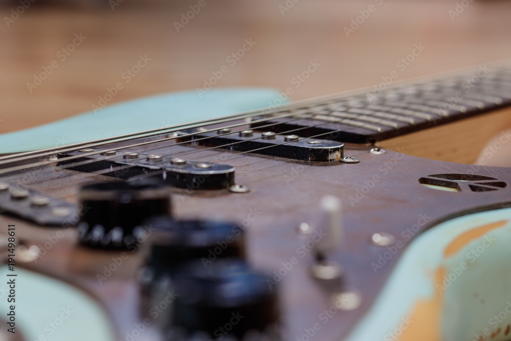 E-Gitarre mit rostigem Pickguard E-Gitarre mit rostigem Pickguard