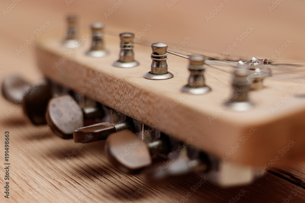 Gitarren-Kopf mit Mechaniken aus Kupfer Gitarren-Kopf mit Mechaniken aus Kupfer