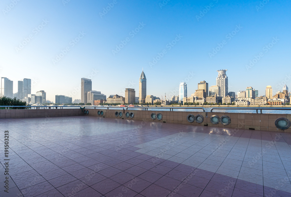 Obraz premium empty floor with modern office building