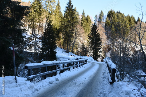 Lesachtal, Kärnten, Klebas, Obergail, Straße, Landstraße, Brücke, Holzbrücke, Schnee, Eis,  Tradition, Brauchtum, Stadel, Hütte, Tal, Berg, Karnische Alpen, Gailtaler Alpen photo