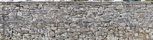 Verschneite Natursteinmauer
