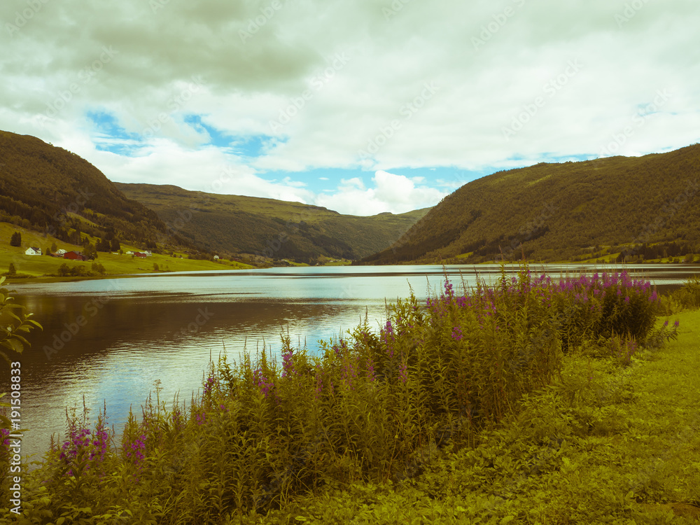 Vistas al lago de Dalavatnet, paisaje con gran belleza en Noruega, verano de 2017