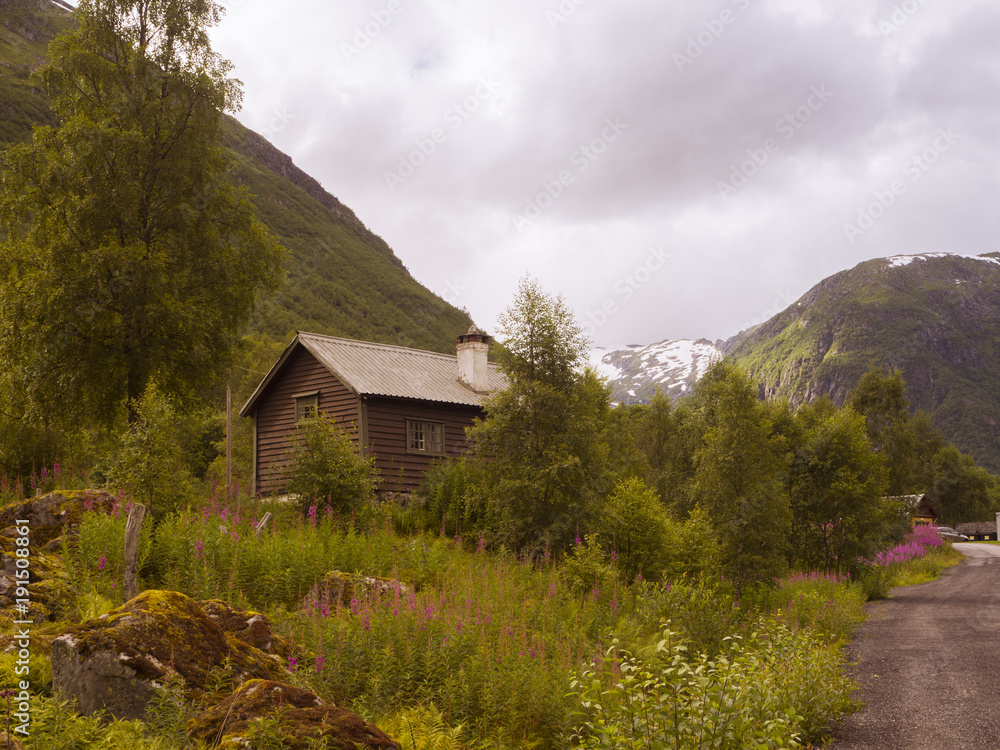 Vistas de los alrededores del lago de Dalavatnet, en Noruega, verano de 2017 Vistas de los alrededores del lago de Dalavatnet, en Noruega, verano de 2017