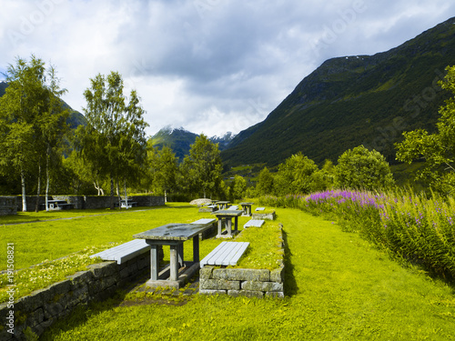 Picnic en el lago Dalavatnet, hermoso paisaje para hacer una parada mientras viajas en el verano por Noruega, 2017 photo