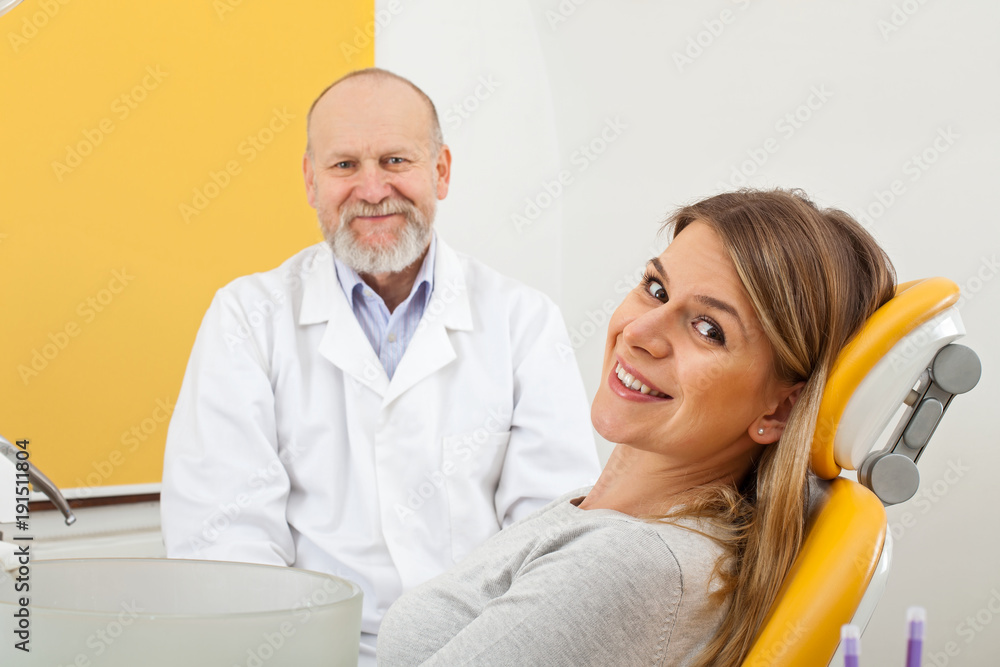 Obraz premium Smiling woman at the dentist