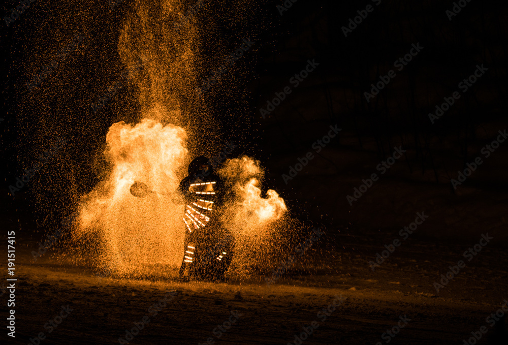 Feuershow mit Stahlwolle im Schnee