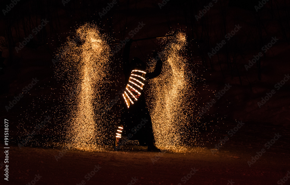 Feuershow mit Stahlwolle im Schnee
