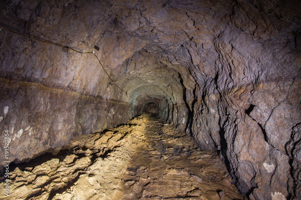 Obraz premium Underground abandoned ore mine shaft tunnel gallery