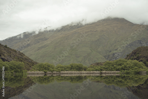 Vista del lago Diamond en Nueva Zelanda en un día gris lleno de nubes. photo