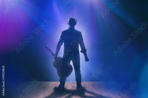 Musiker mit Gitarre auf Bühne Fototapeta