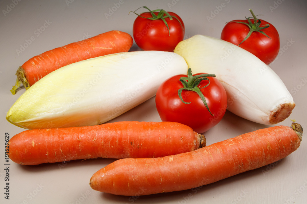 Carottes, tomates et endives crues Carottes, tomates et endives crues