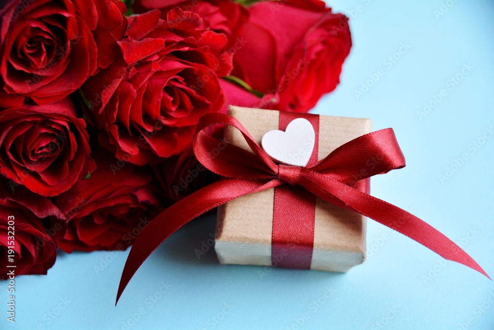 Grußkarte - Geschenk mit Herz und Rosenstrauß Grußkarte - Geschenk mit Herz und Rosenstrauß