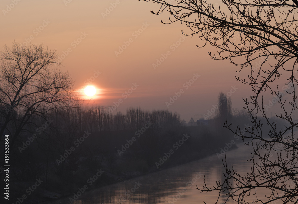 Naklejka premium Sunrise over the waterway 