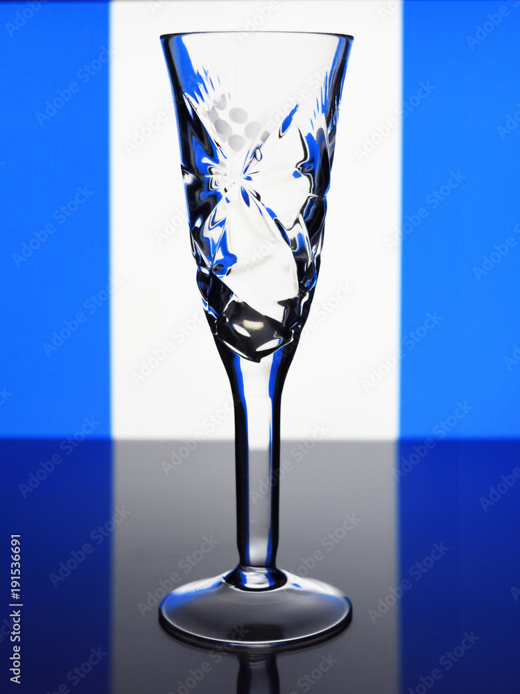 Obraz premium Crystal glass on a blue and white background