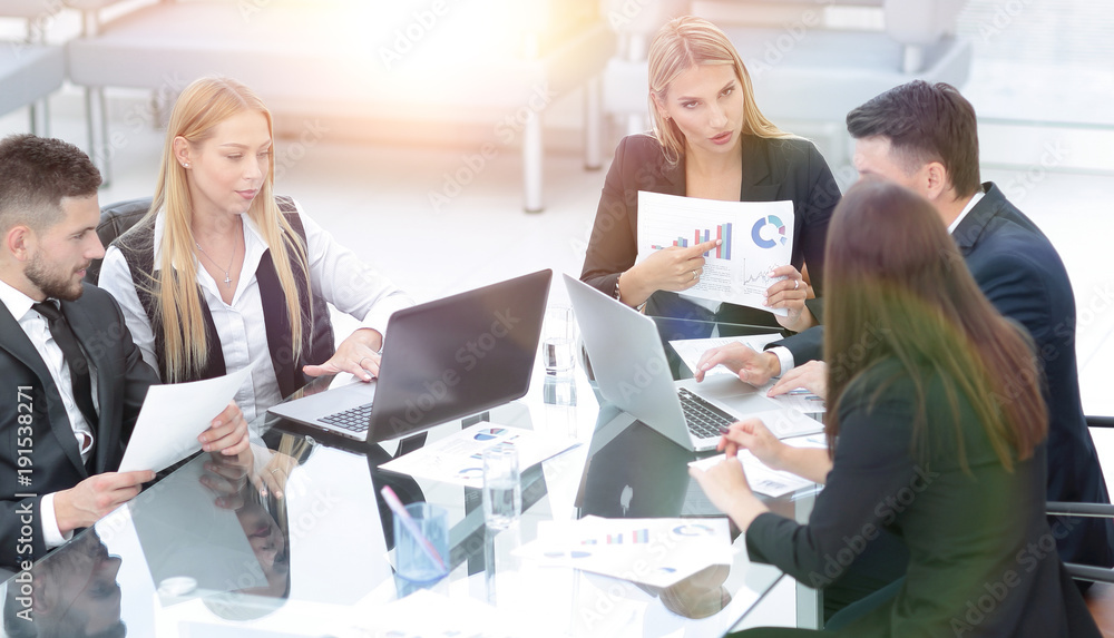 Fototapeta premium business team discussing a new financial project