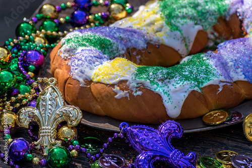 Fotografiet king cake surrounded by mardi gras decorations