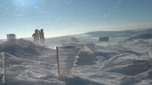 Wanderer gehen im Schneesturm spazieren, Wasserkuppe, Schnee, Eiskristalle, Wind, eiskalt, Rhön, wandern, 4K photo