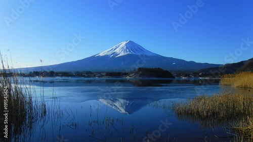 河口湖大石公園から青空快晴の逆さ富士山　2018/02/08 photo