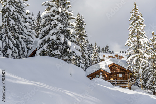 Chalet sous la neige, Courchevel, Savoie.