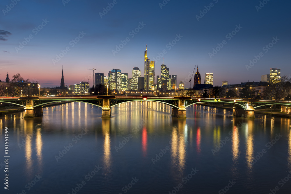 die Skyline von Frankfurt am Main von der Flößerbrücke aus gesehen