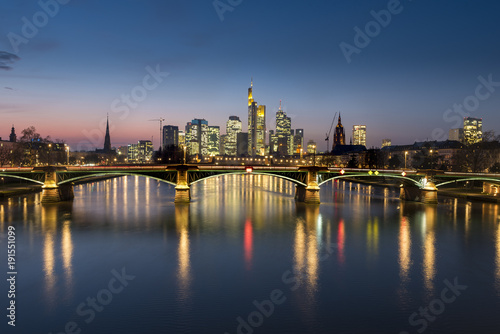 die Skyline von Frankfurt am Main von der Fl    erbr  cke aus gesehen