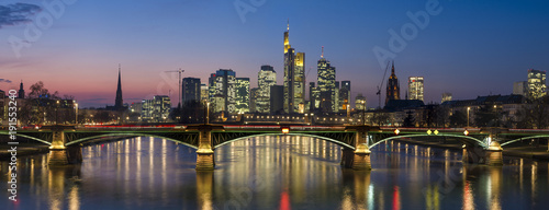 Frankfurt am Main im Abendlicht von der Fl    erbr  cke aus gesehen