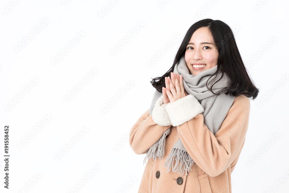 コートを着た女性 白バックイメージ コートを着た女性 白バックイメージ