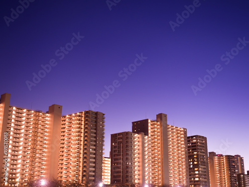川沿いの高層マンション群