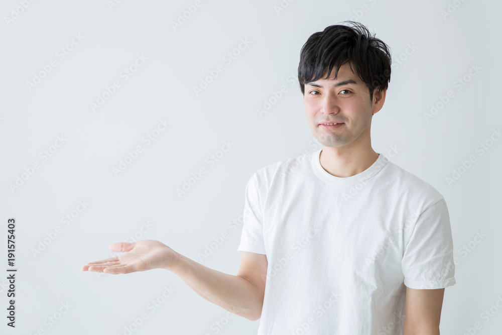 笑顔で案内する男性
笑顔で案内する男性