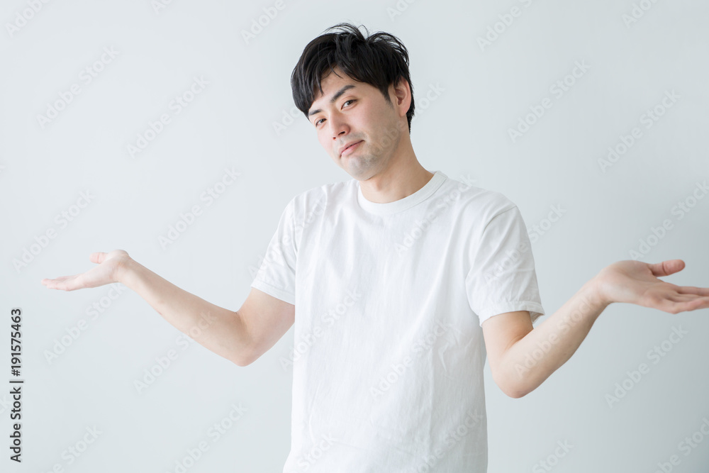 呆れる男性
呆れる男性