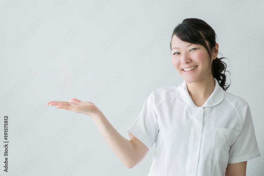 案内する白衣の女性
