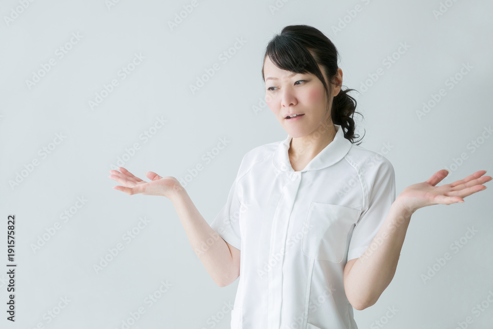 あきれる白衣の女性
