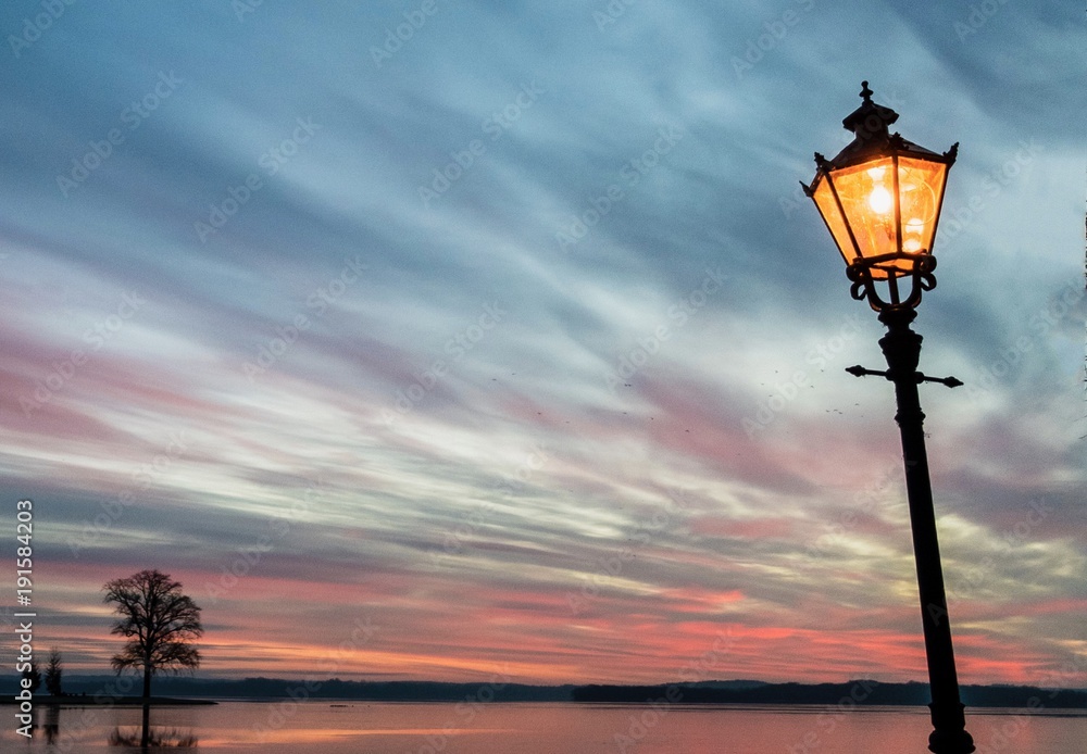 Lampe vor einer Seenlandschaft