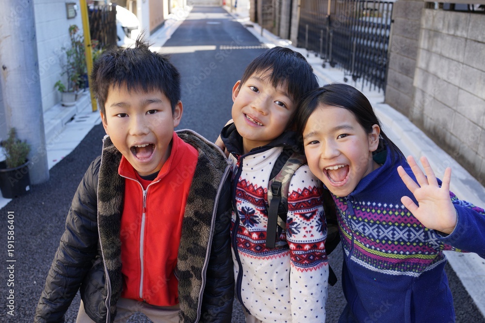 トリオ 三兄弟 仲良し 子供達 アジア人 笑顔 ふざける 楽しい 笑顔 可愛い Foto De Stock Adobe Stock