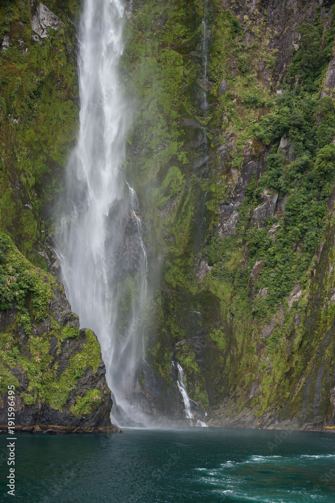 Fototapeta premium Wodospad w Zatoce Milforda w Nowej Zelandii