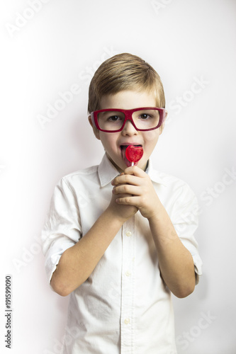 walentynkowy portret chłopca z lizakiem