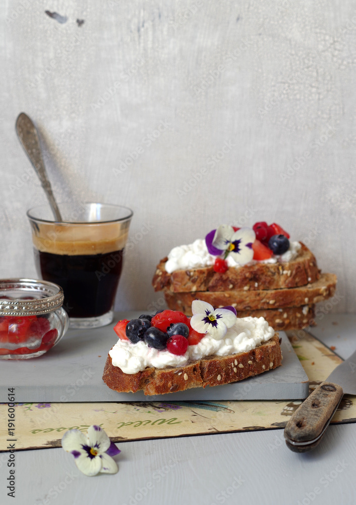 Vollkornbrot mit körnigem Frischkäse, Sommerbeeren-Salat und ... Vollkornbrot mit körnigem Frischkäse, Sommerbeeren-Salat und ...