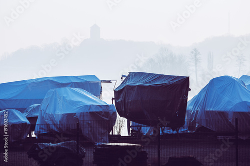 Winterfeste Boote in Planen