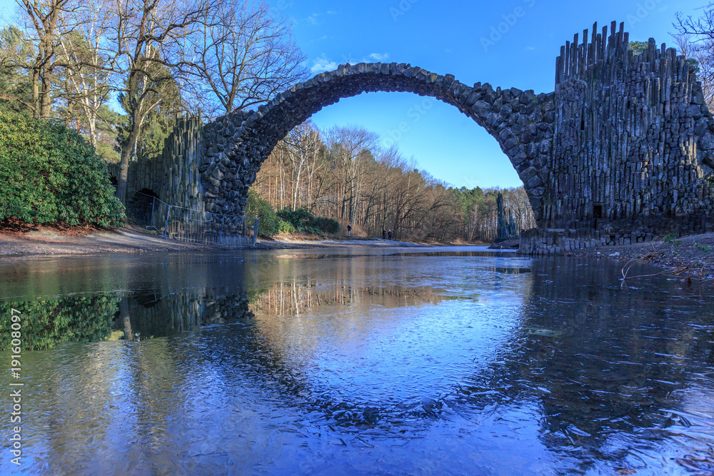 Obraz premium Rakotz Bridge in Kromlau, Germany.